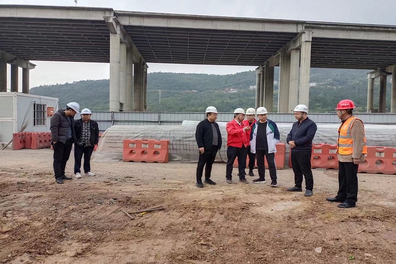 交投集團(tuán)黨委副書記、總經(jīng)理牟春華檢查督導(dǎo)二專線北出口改建項(xiàng)目工作